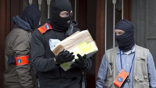 Vyšetrovatelia odkrývajú sofistikovanú sieť radikálov, na svedomí majú aj Paríž