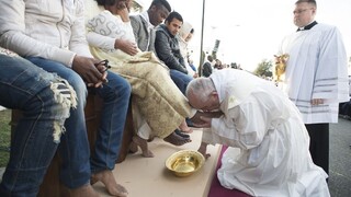 Pápež umyl a pobozkal nohy moslimským migrantom: Všetci sme bratia