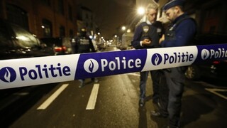 Razie v Bruseli pokračujú, zadržali viacero podozrivých