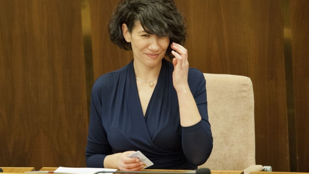 Nicholsonová na materskej nezostane, dieťa si vezme do parlamentu