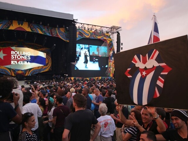 Rolling Stones odohrali prelomový koncert na Kube, v dave bol aj Castrov syn