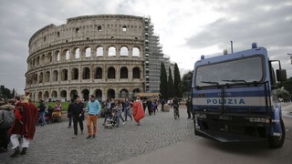 Neznámi páchatelia strieľali pri rímskom Koloseu na slovenské autobusy