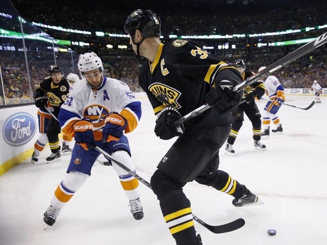NHL: Chára pomohol gólom k triumfu Bostonu, Tatar a Sekera asistovali