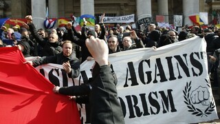 Výtržníci narušili pokojnú spomienku na obete bruselských útokov