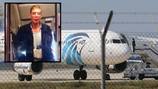 Únosca egyptského dopravného lietadla sa vzdal s rukami nad hlavou