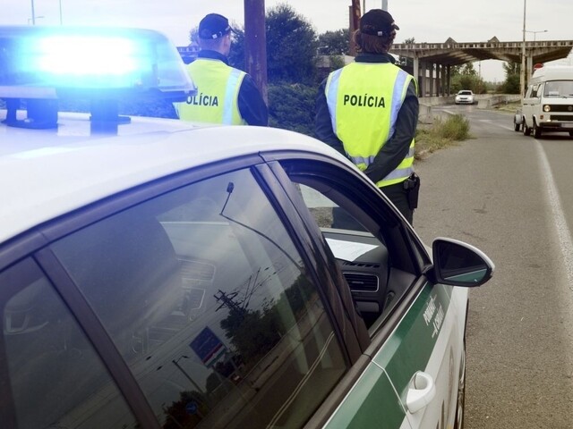 Počas sviatočných dní policajti na cestách odhalili desiatky opitých vodičov