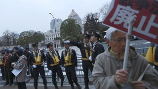 Pred japonským parlamentom protestovali tisíce ľudí, dôvodom je zmena ústavy