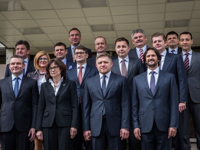Tretia Ficova vláda prvýkrát zasadla, zadĺženému Martinu pomôže miliónmi