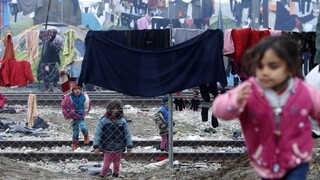 Migranti stále blokujú železnicu, európske štáty prijímajú legislatívne opatrenia