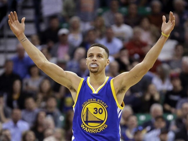 Warriors vyhrali nad Utahom, priblížili sa k rekordu