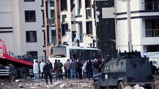 Juhom Turecka otriasol výbuch, cieľom teroristov boli policajti