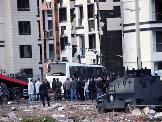 Juhom Turecka otriasol výbuch, cieľom teroristov boli policajti