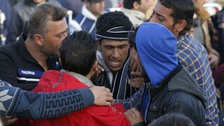 V gréckom tábore sa pobili utečenci, niektorí skončili v nemocnici