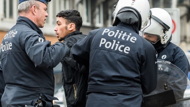 V Bruseli bolo rušno, polícia zadržala desiatky osôb i zbrane