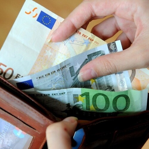 Počet odsúdených za neplatenie výživného klesá, strašiakom je odobratie vodičáku
