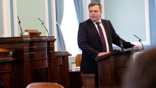 Islandský premiér nerezignoval, funkcie sa vzdal len dočasne