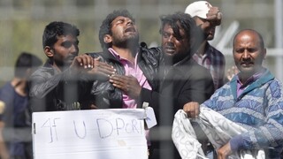 Gréci chcú vysťahovať provizórne tábory, mnohí migranti žiadajú o azyl
