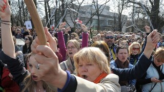 Interrupciám v Poľsku hrozí koniec, ženy protestujú