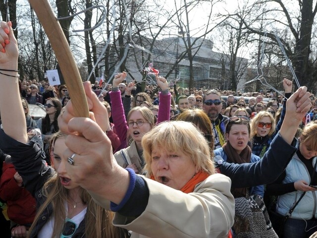 Interrupciám v Poľsku hrozí koniec, ženy protestujú