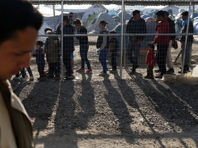 Brusel by opäť prerozdeľoval migrantov, navrhuje zmeny azylového systému