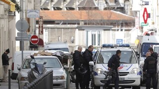 Paríž opäť zažil streľbu, muž mieril z okna svojho bytu
