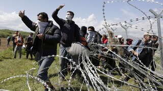 Migranti sa pokúsili preraziť plot, macedónska polícia ich rozohnala slzným plynom