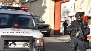 Kukláči počas razie zadržali desiatky ľudí, vtrhli aj do novej televízie