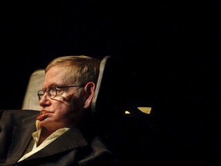 Medzihviezdne lety realitou? Hawking a miliardár Milner ohlásili revolučný projekt