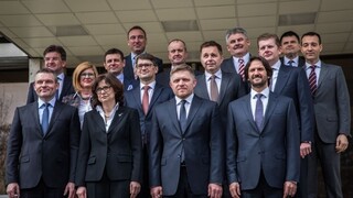 Historický kompromis či miliardy školstvu. Vláda schválila programové vyhlásenie