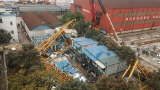 V Číne sa zrútil žeriav, hlásia najmenej dvanásť obetí