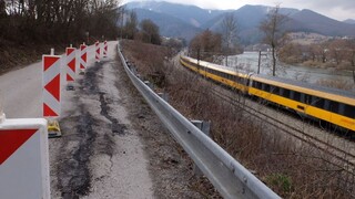 Svah pri Varíne začali cestári spevňovať, žiadajú peniaze od železničiarov