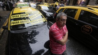 Argentínskym taxikárom vadí Uber, podporuje ich aj prezident