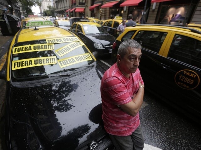 Argentínskym taxikárom vadí Uber, podporuje ich aj prezident