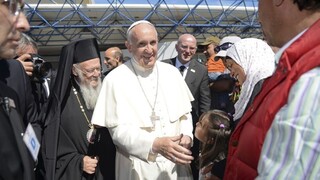 Pápež ide príkladom, z Lesbosu so sebou vzal tri rodiny utečencov