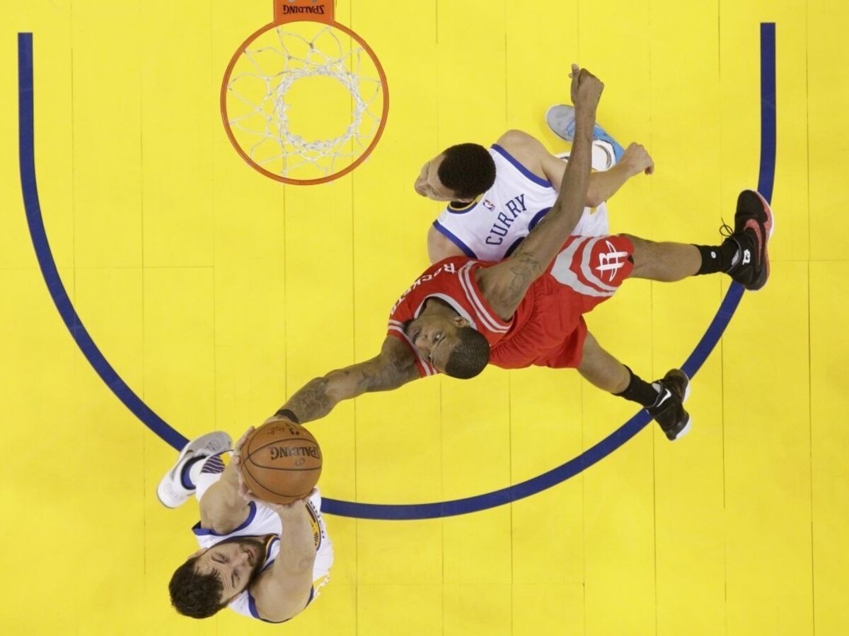 Golden State Warriors doma dominovali, Curry si poranil členok