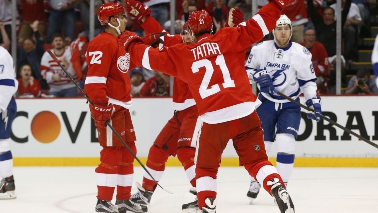 Tatar asistoval pri výhre Detroitu, Chicago doma prehralo