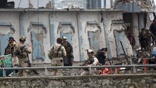 Desiatky mŕtvych, stovky zranených. V rušnom centre Kábulu sa odpálil atentátnik