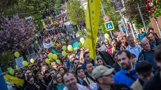 Protestujúci učitelia pochodovali k parlamentu, Plavčan verí v dohodu