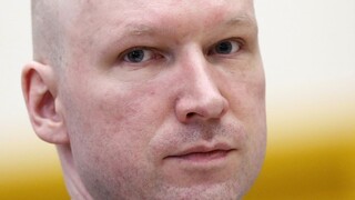 Vo väzení zaobchádzali s Breivikom neľudsky, musia mu zaplatiť