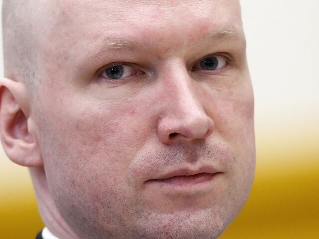 Vo väzení zaobchádzali s Breivikom neľudsky, musia mu zaplatiť