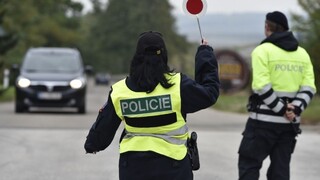 Česká polícia zadržala dodávku plnú migrantov, pašeráci sú na úteku