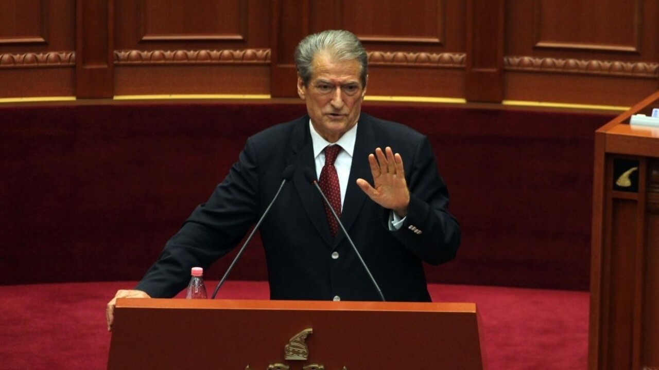 Bývalý albánsky premiér vyzval krajanov, nech sa vyzbroja