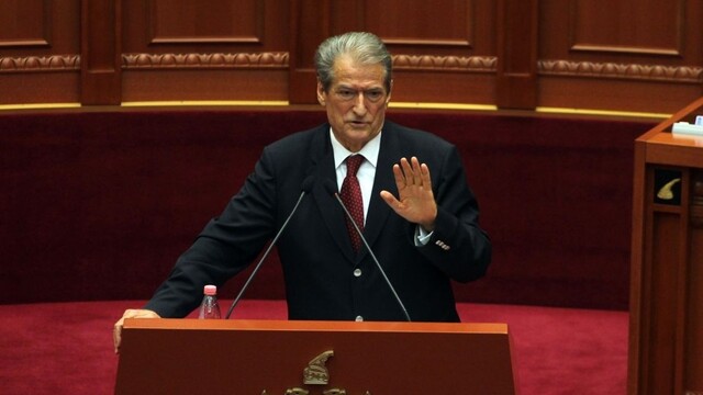 Bývalý albánsky premiér vyzval krajanov, nech sa vyzbroja