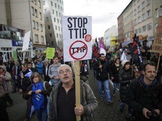 Do ulíc vyšli tisíce Nemcov, nesúhlasia s obchodnou dohodou Únie s USA