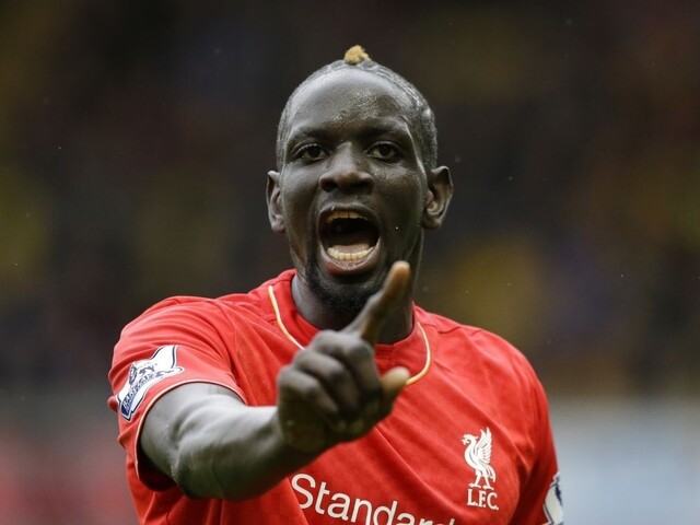 Obranca Liverpoolu Sakho má problémy, vyšetrujú ho pre doping