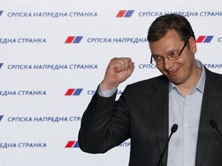 Srbské predčasné voľby ovládla premiérova strana, v snemovni aj radikáli