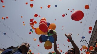 Nepálčania si pripomínajú prvé výročie ničivého zemetrasenia