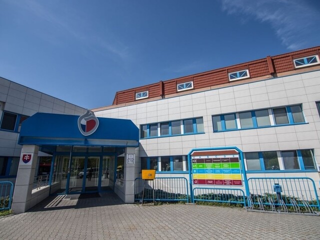 Fico sa po operácii cíti dobre, naďalej leží na ARO