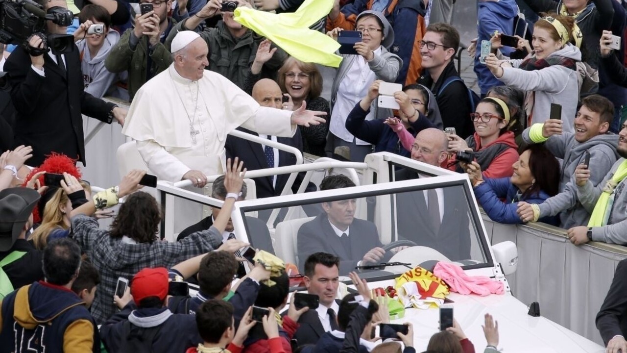 Pápež tínedžerom: Hrubé správanie ani móda vás neurobia šťastnými