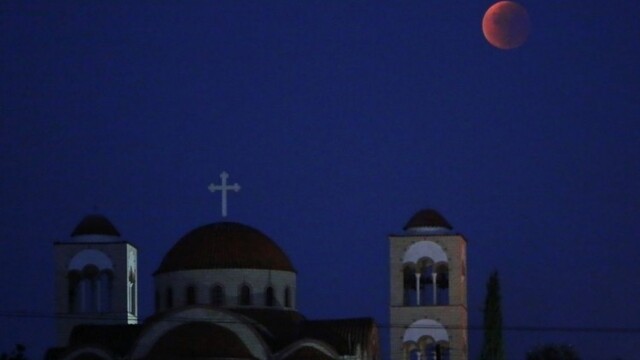 cyprus-supermoon-eclipse-d7b4c4c77f9f4cb9af1b2097007bbaa2_0a000002-c688-6961.jpg